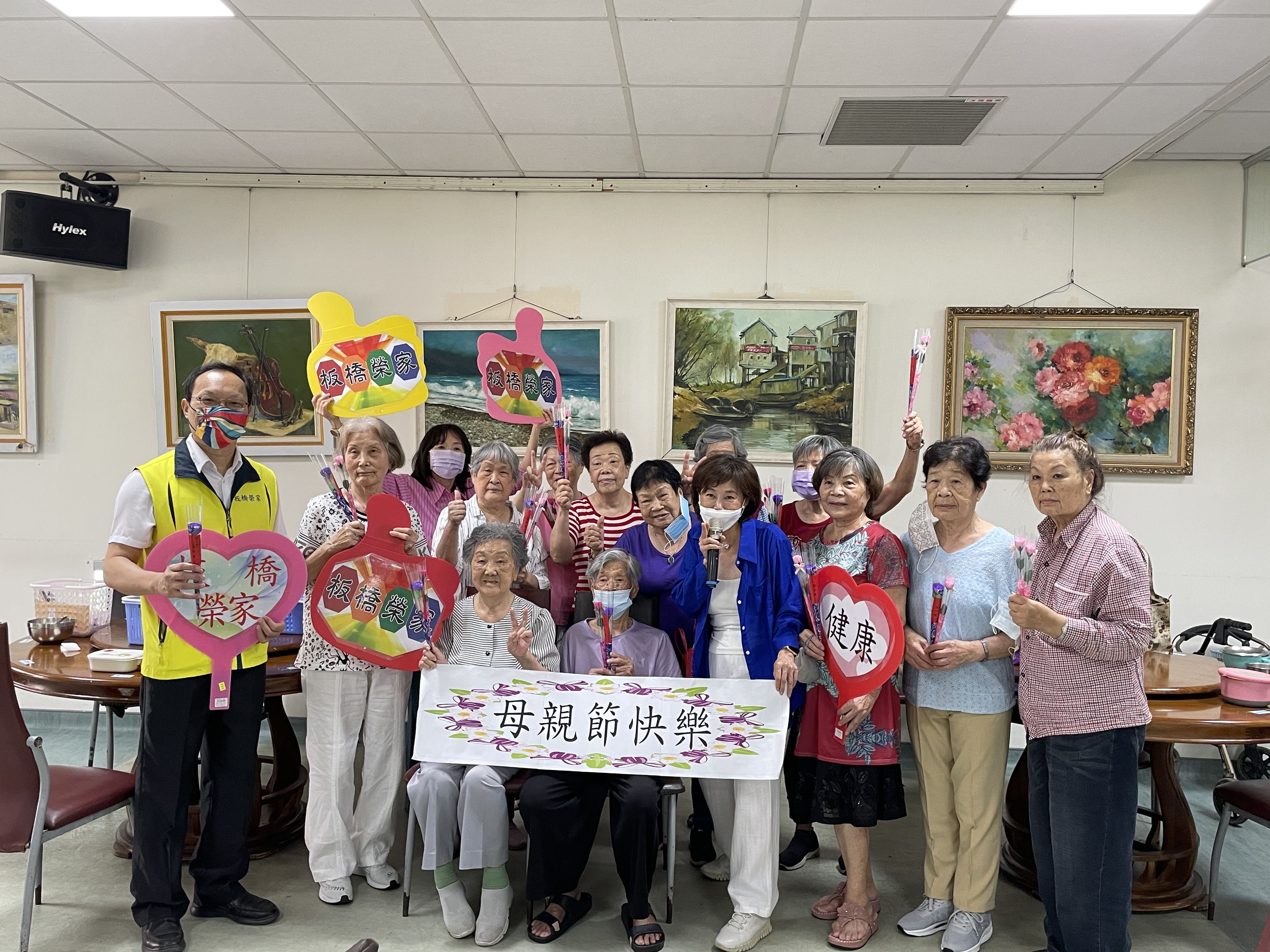 板橋榮家母親節致贈康乃馨 暖心懷母恩