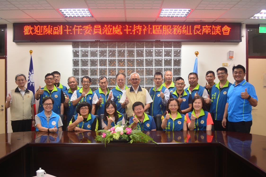 圖2-陳進廣副主委與同仁開心合影(圖台東縣榮服處)