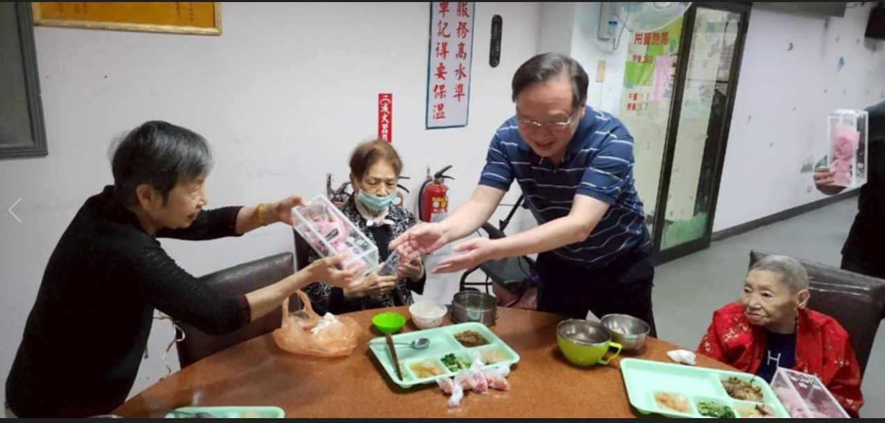114.5.7 八德榮家慶祝母親節致贈康乃馨傳遞關懷與祝福