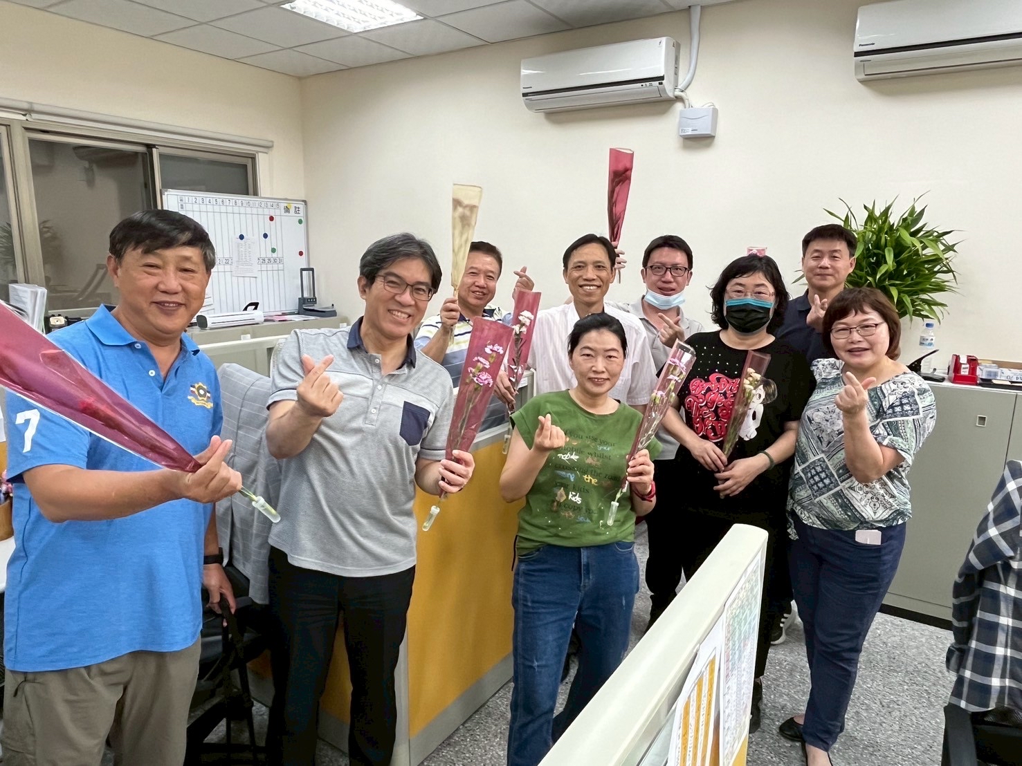 溫馨五月天臺中市榮服處致贈康乃馨傳遞感恩情懷