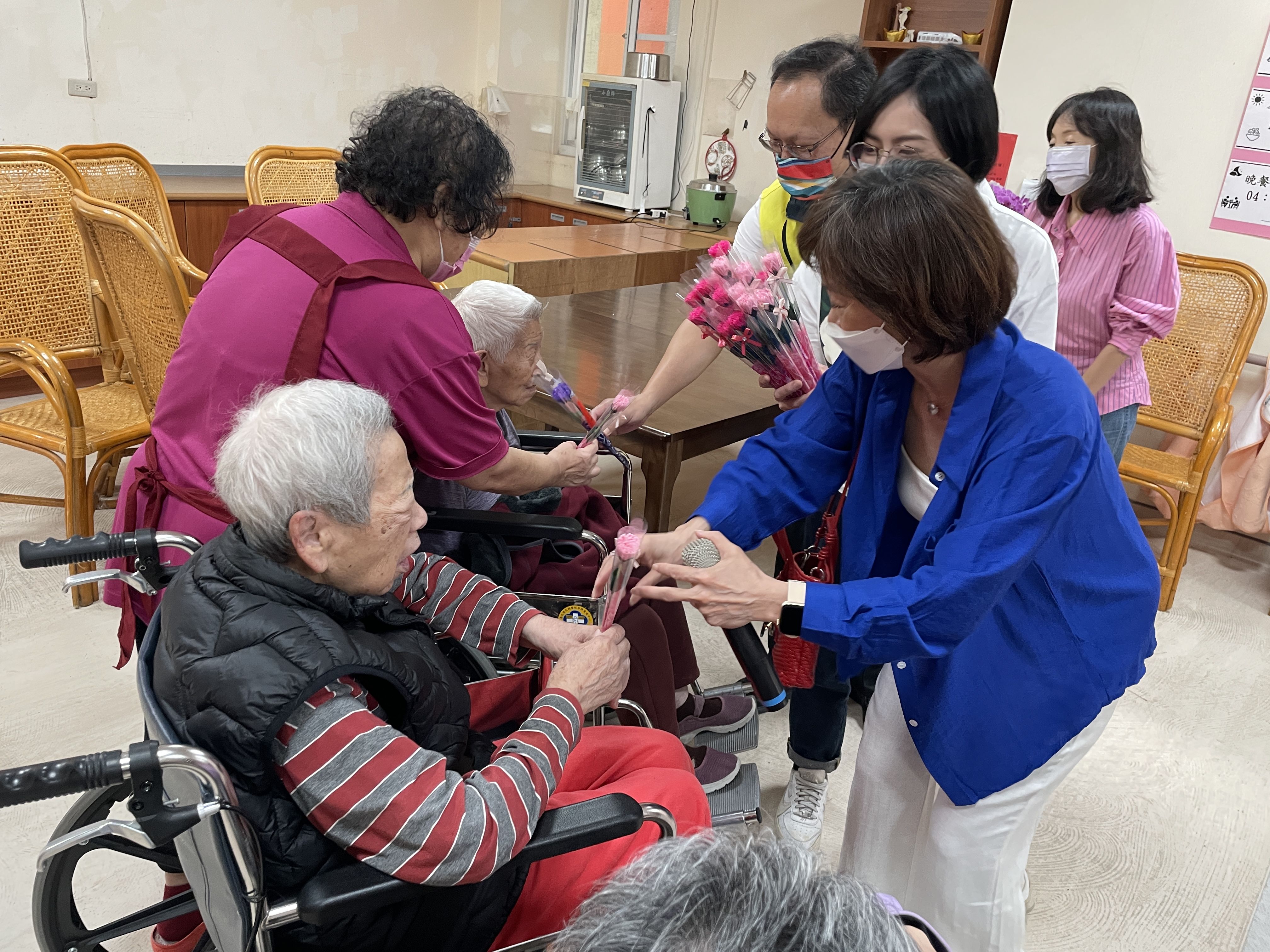 板橋榮家母親節致贈康乃馨 暖心懷母恩