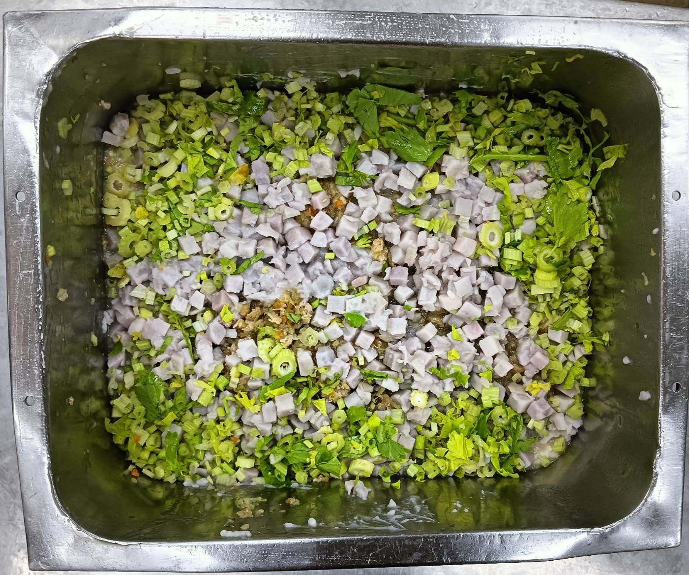 親愛的家屬與長輩們，今天（3/26）我們為大家準備了暖心又營養的 雞肉芋頭粥！這道料理不僅口感順滑、香氣十足，還富含多種營養成分，讓長輩們每天都能健康滿分！💖
