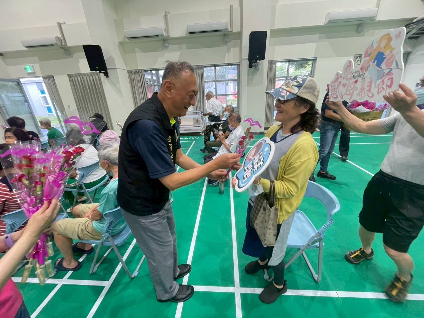 臺南榮家母親節獻愛 康乃馨傳遞溫馨敬愛