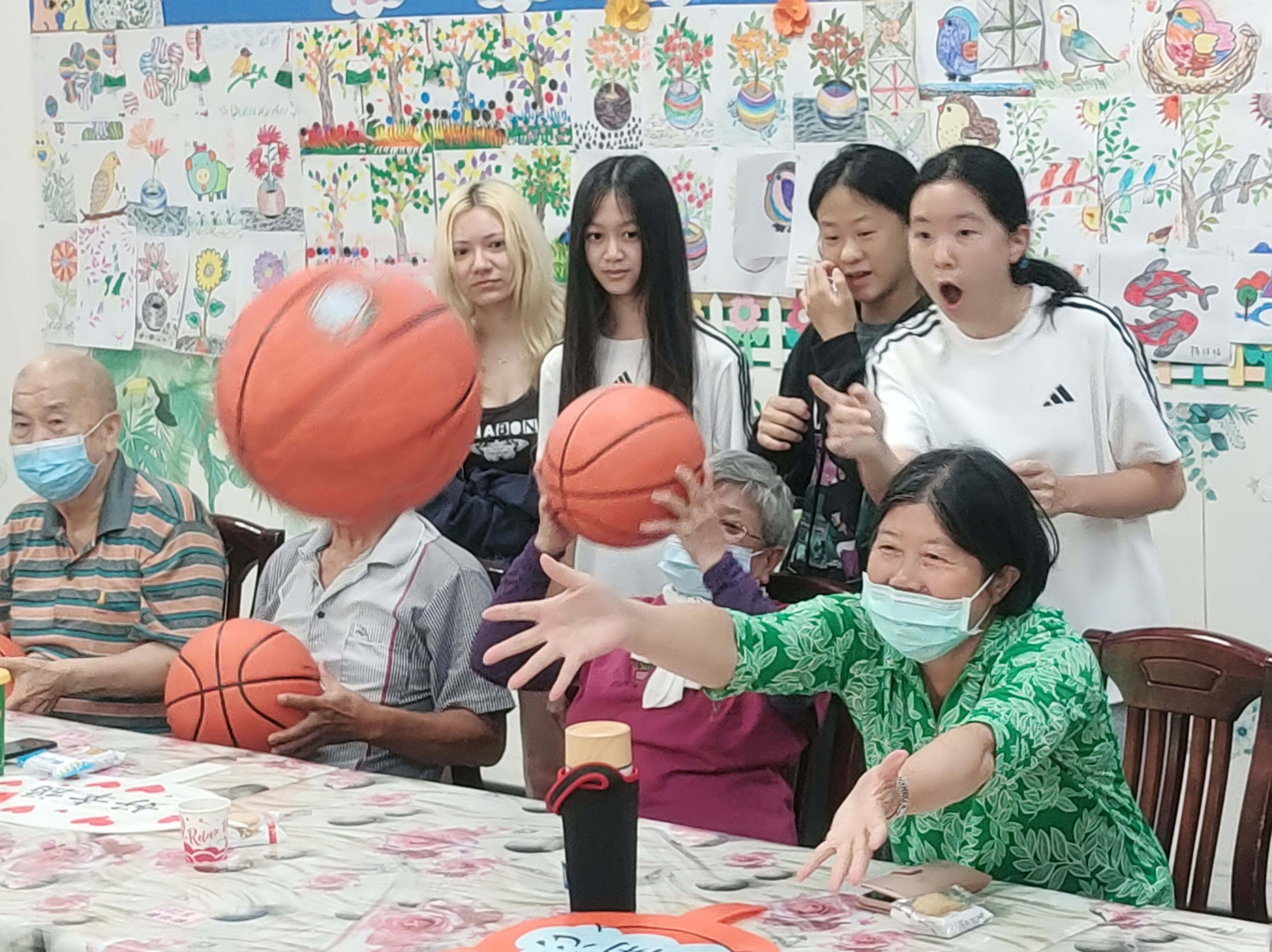 林口美國學校服務學習 與長輩共享美好午間時光