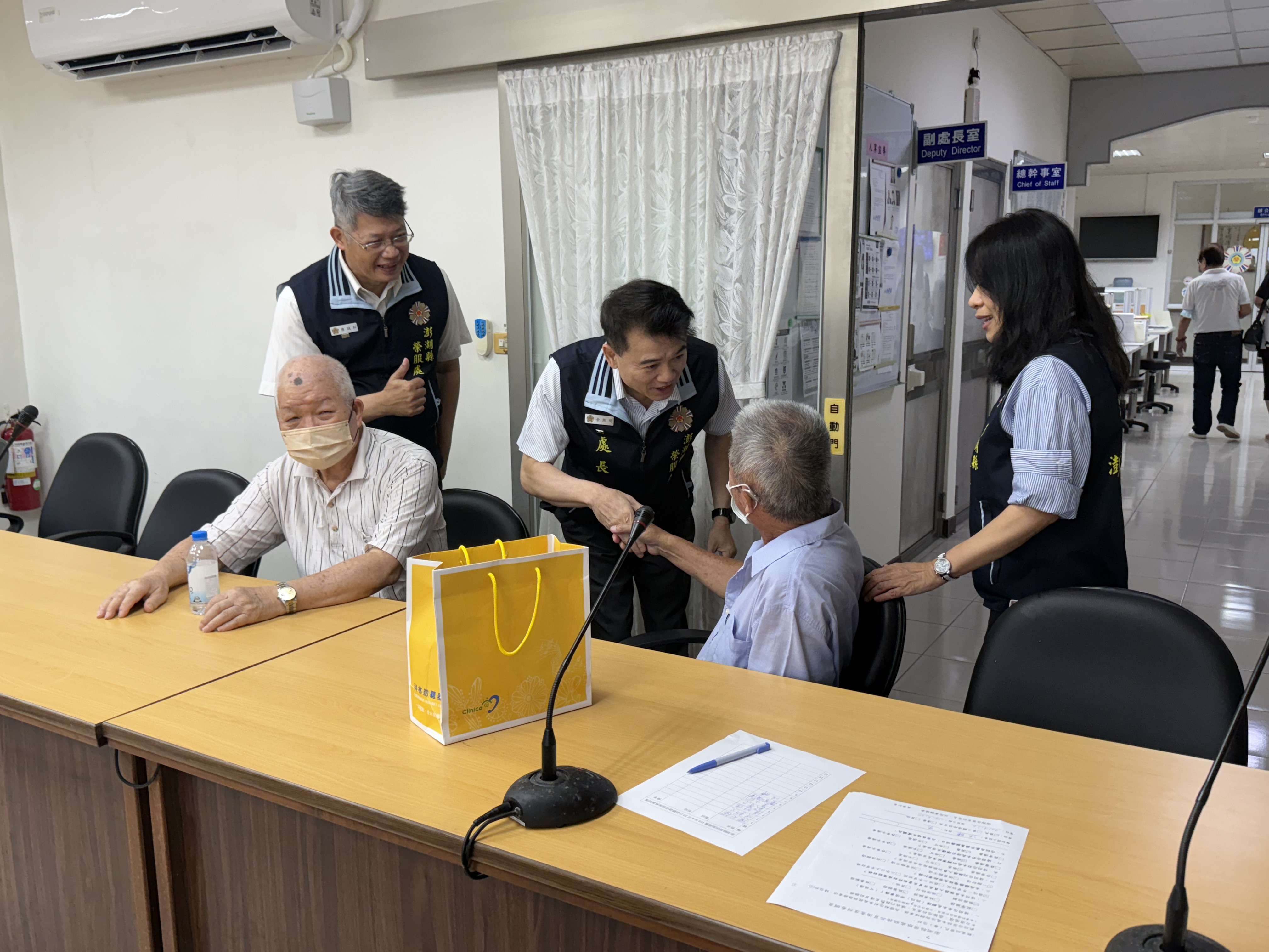 處長余熙明關心榮民助聽器使用狀況(中位:余熙明處長,右1林玉彩副處長)