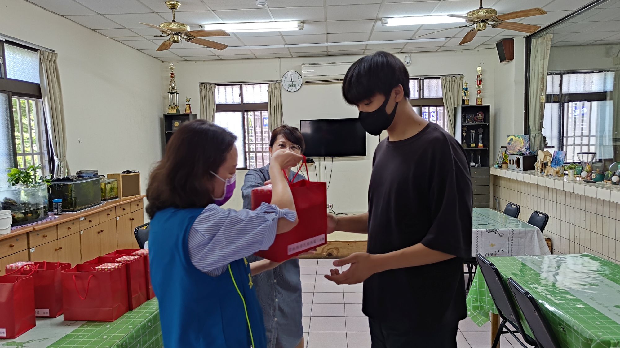 姚處長頒發畢業禮品給雲彩少年