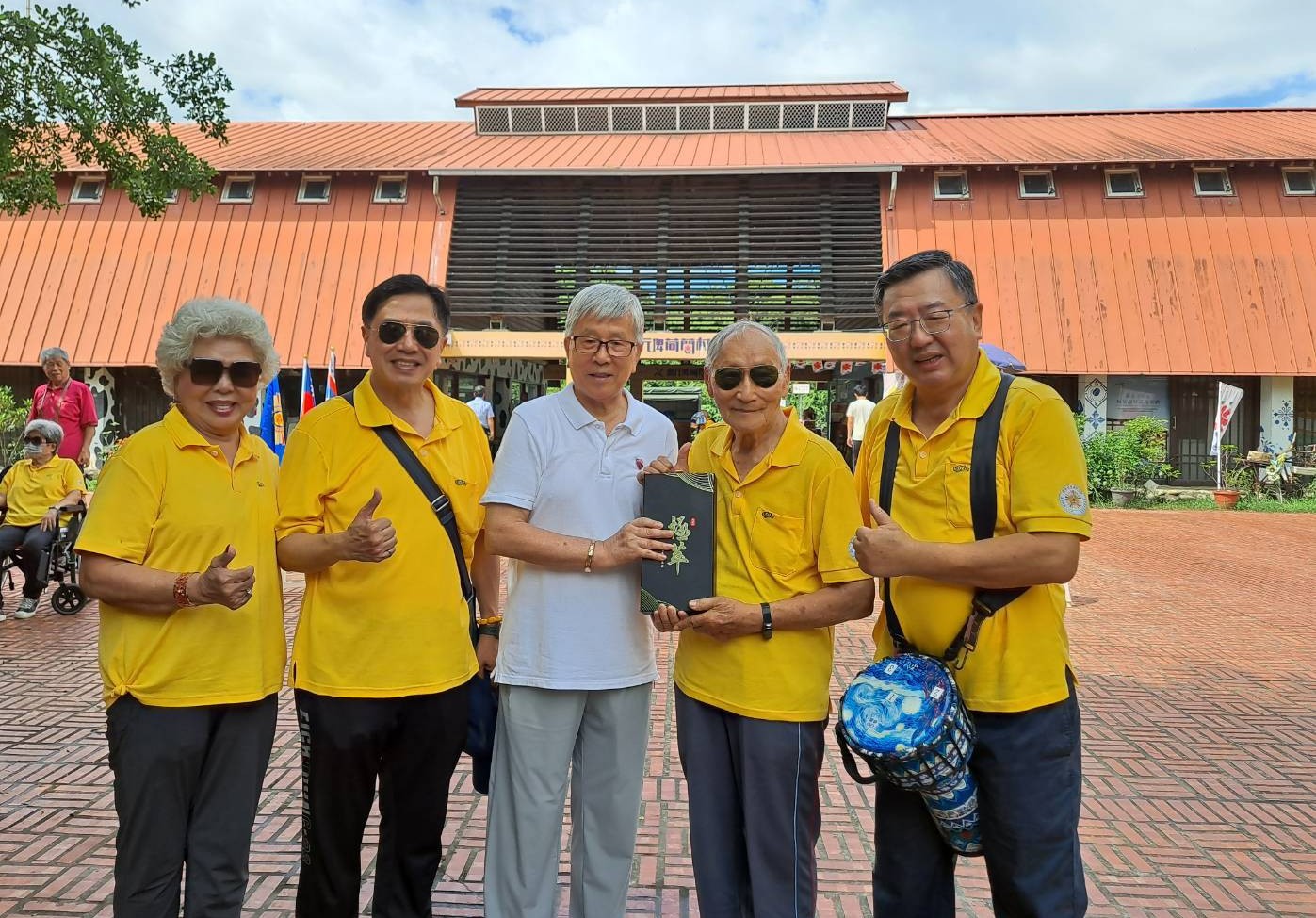 高雄榮家「戀戀夏日音樂快閃」鼓舞齊歡，為雄舞力競賽敲響勝利樂音