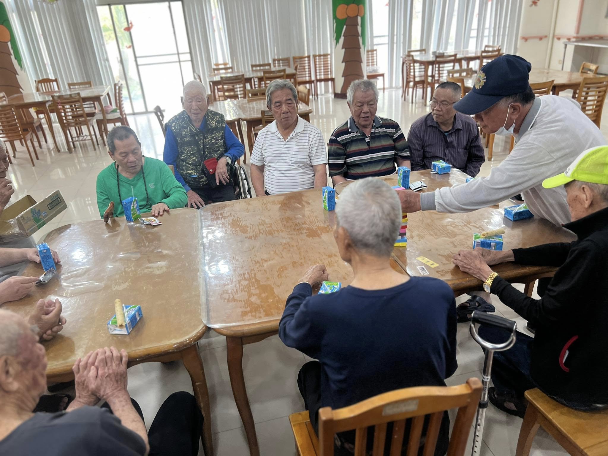 育興堂餐廳熱鬧非凡‼️家人們聚在一起，認真地玩起疊疊樂(114.04)