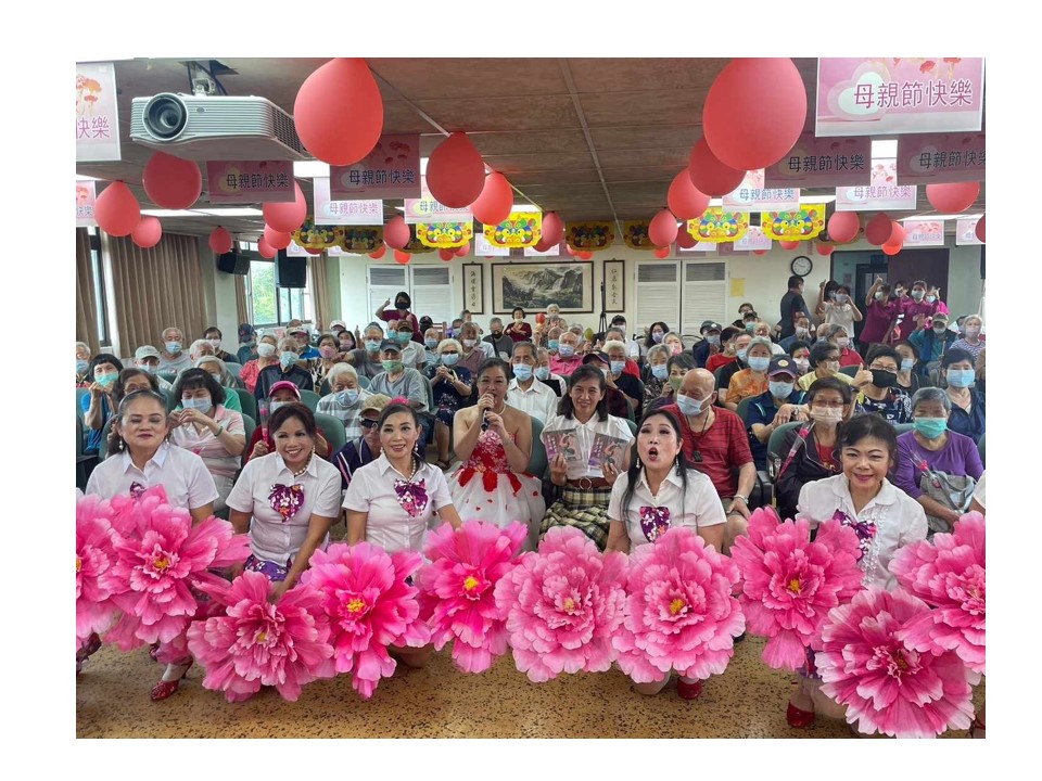 113.5.8八德榮家歡慶母親節，全國榮家最多女性住民歡聚一堂，以康乃馨、霜淇淋表祝福