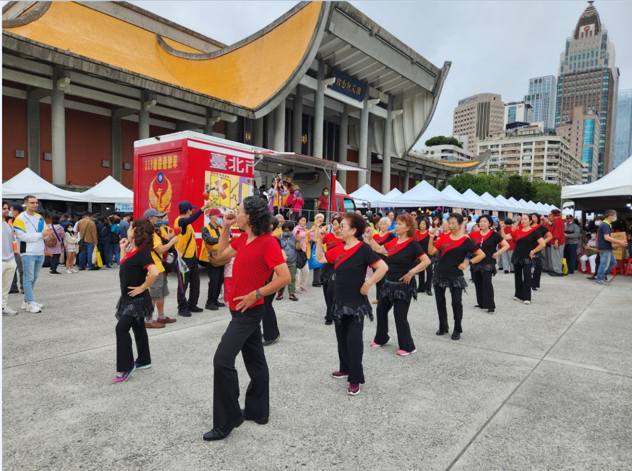 112.11.11八德榮家長輩才藝秀，北上國父紀念館熱情舞蹈