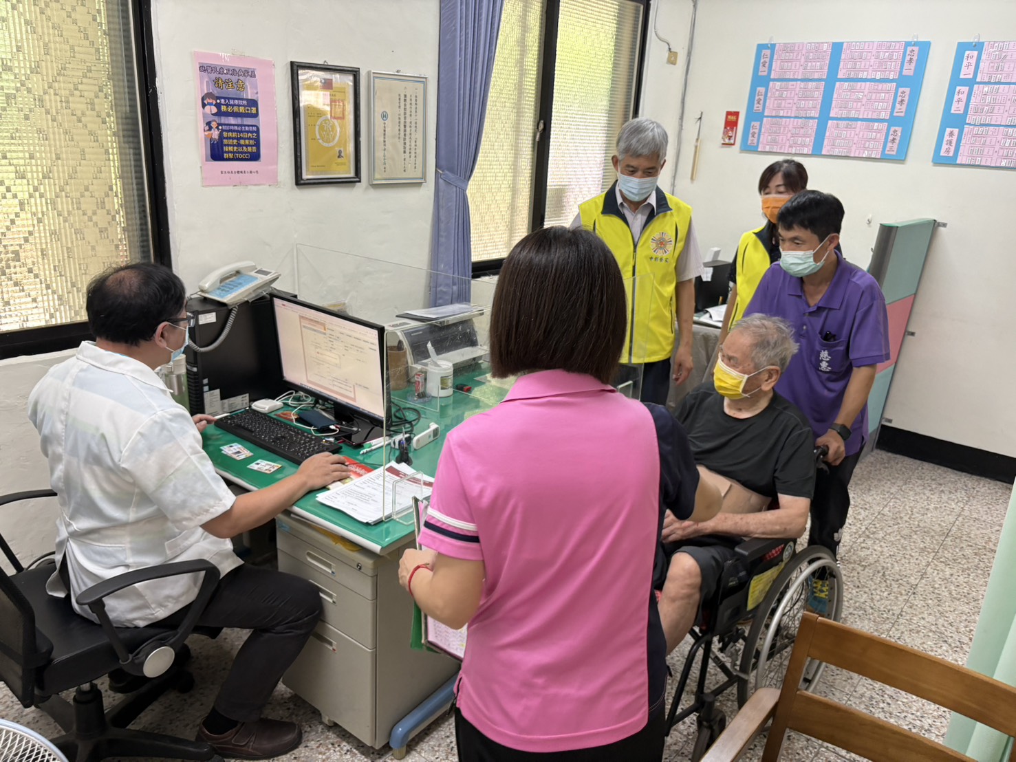 中彰榮家辦理COVID-19疫苗注射追加長輩健康保護力