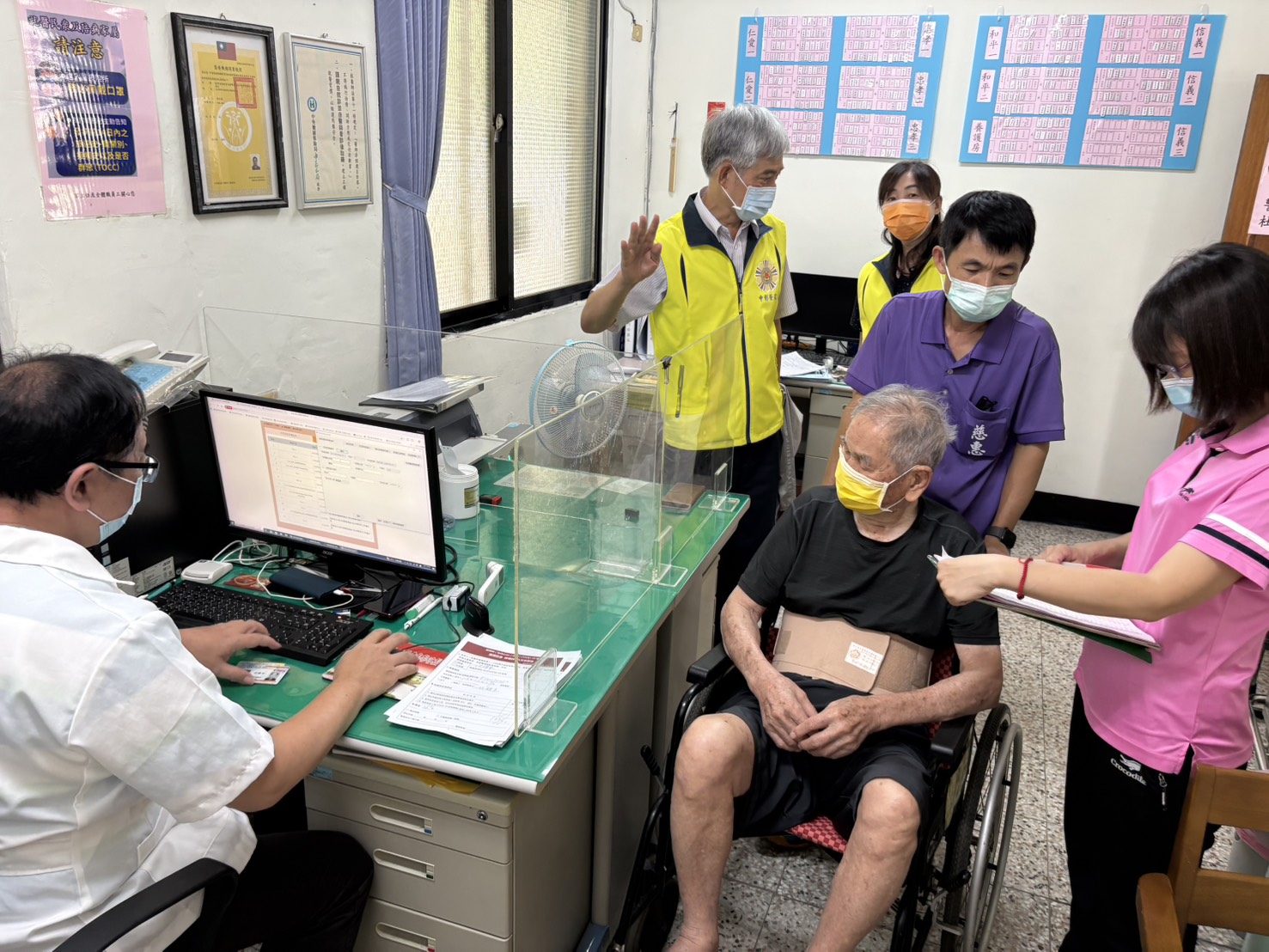 中彰榮家辦理COVID-19疫苗注射追加長輩健康保護力
