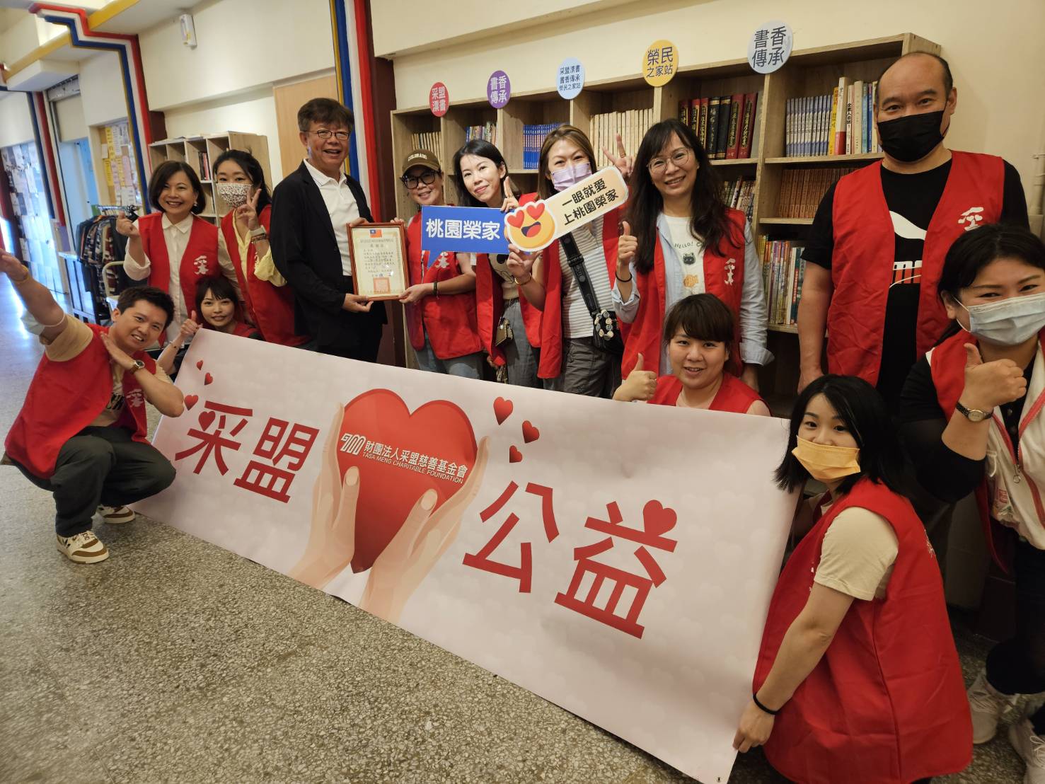 采盟免稅店關懷桃園榮家長者🙋‍♀️🙋手作活動贈書閱讀分享愛❣️