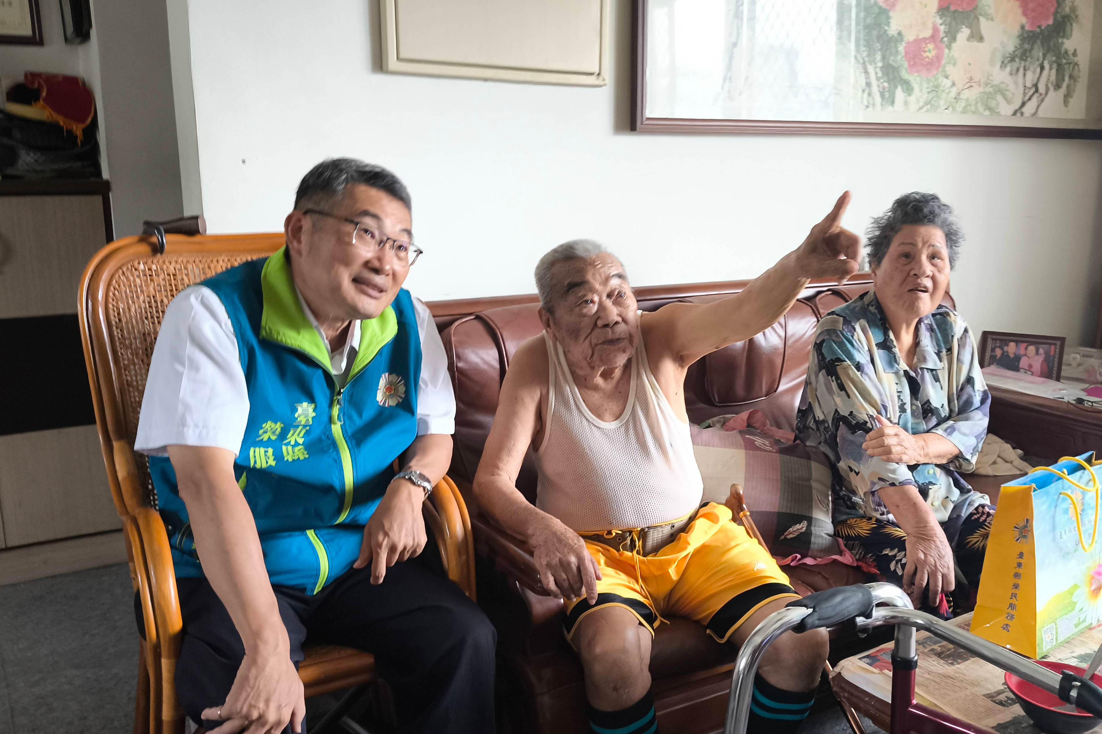胡處長訪視吳伯伯 聞聊牆上勳章故事