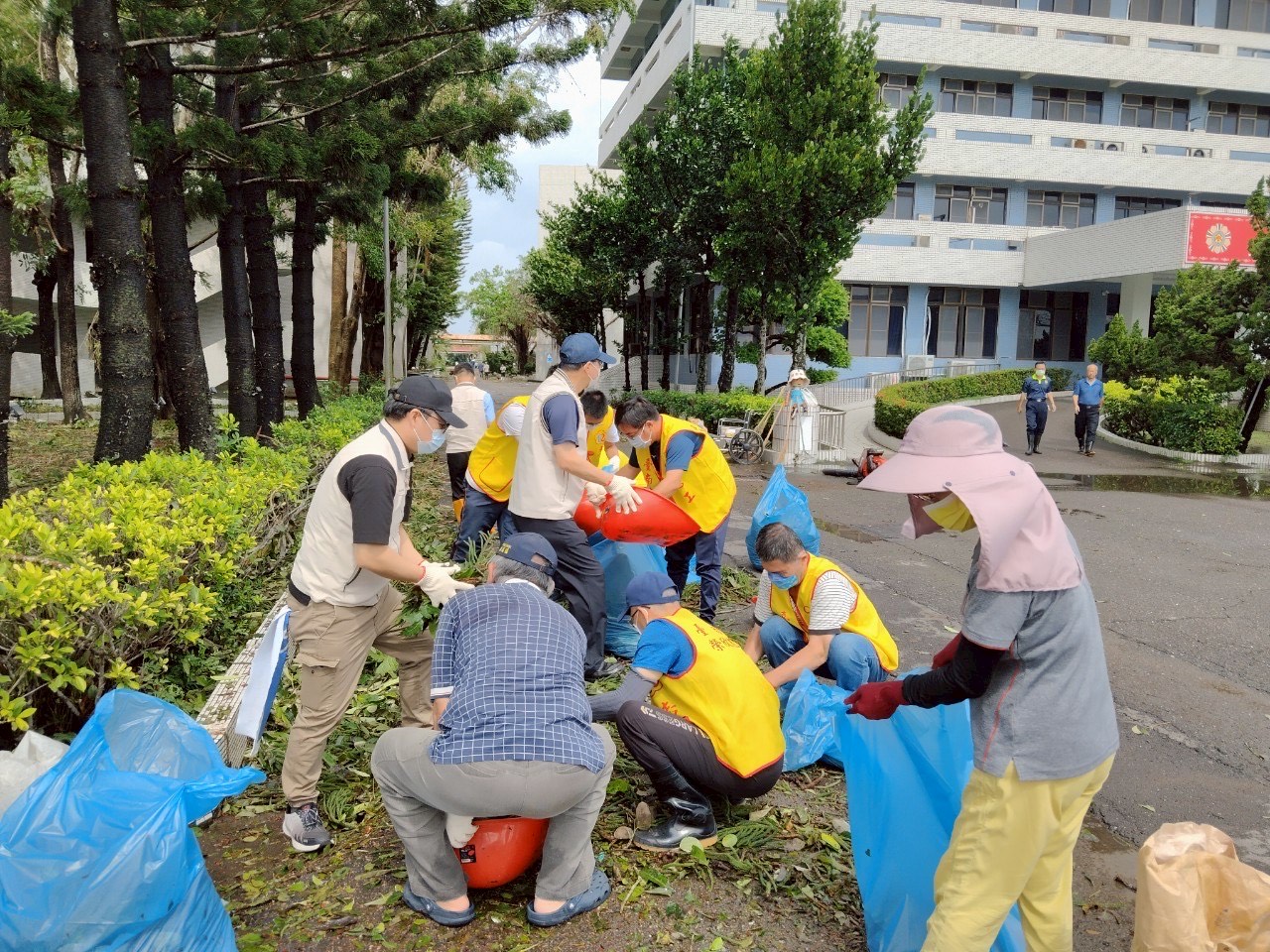 圖二:臺南市榮服處率隊積極協助佳里榮家災後復原。