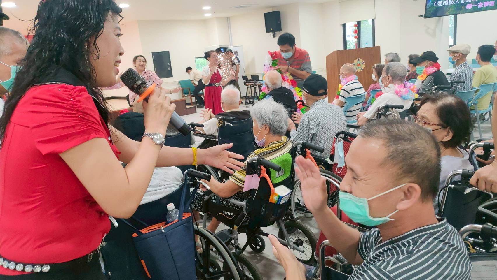 臺南榮家七月慶生 綺舞協會偕同福安宮獻藝