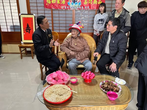 臺中市榮民服務處祝賀石岡區榮民時允昌百歲壽誕