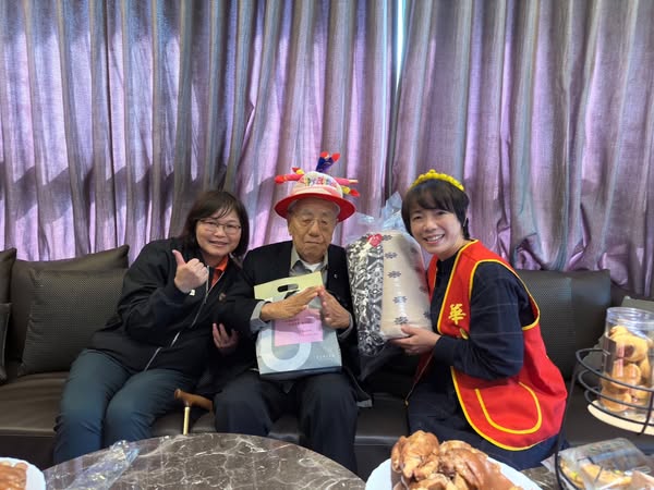 百歲榮民楊崑爺爺壽誕臺中市榮服處歡慶祝壽