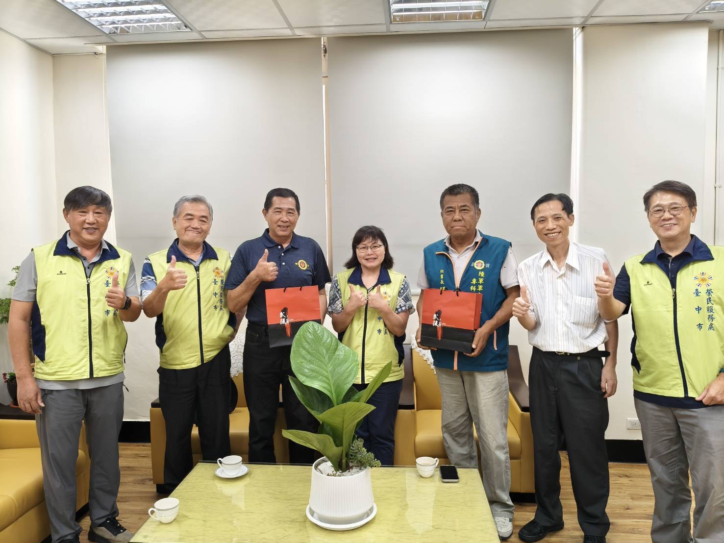 炎夏贈冰涼杯陸官專科班校友會嘉惠臺中榮民學子