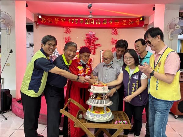 臺中榮服處歡慶彰化榮家百歲榮民范平仲壽誕