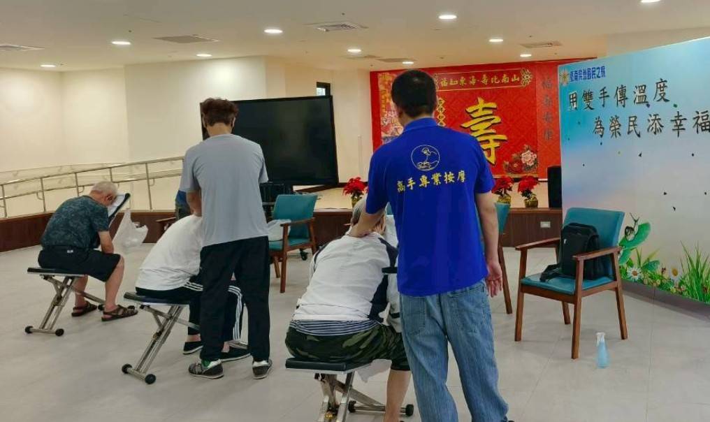 臺南榮家軍人節活動　視障朋友用專業向榮民致敬