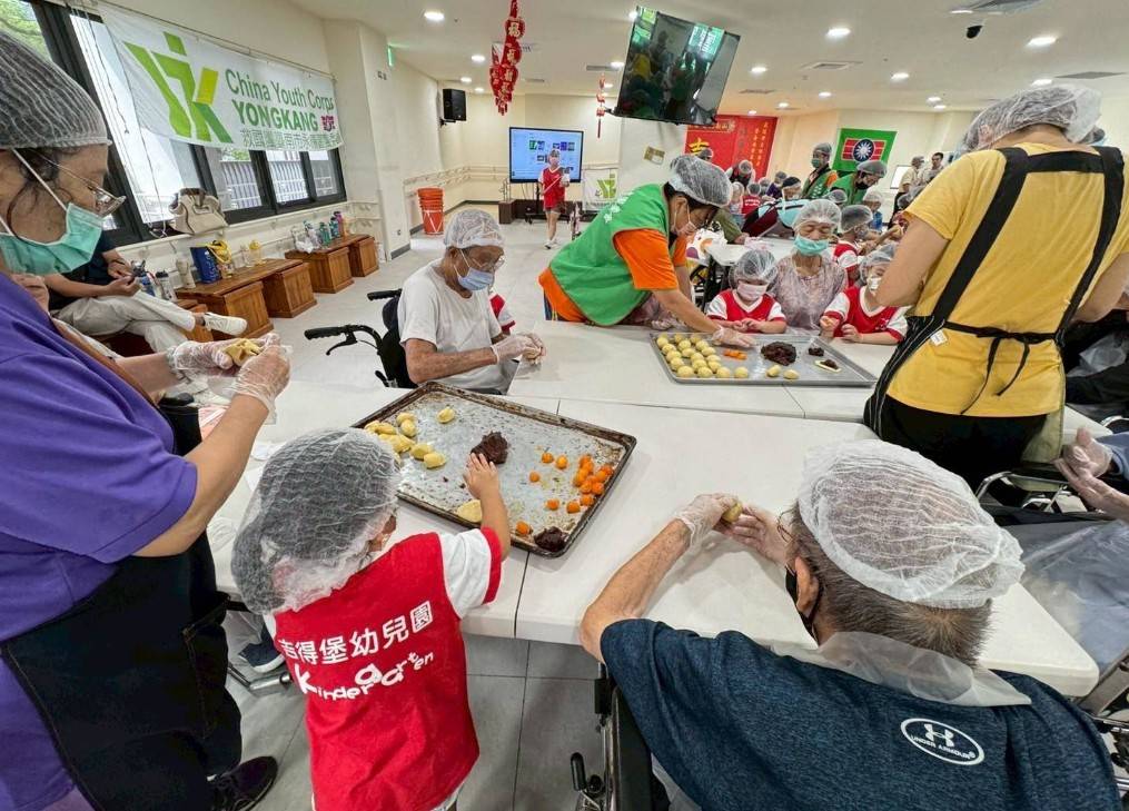 臺南榮家攜手志工幼兒共烘焙 溫馨歡樂迎中秋