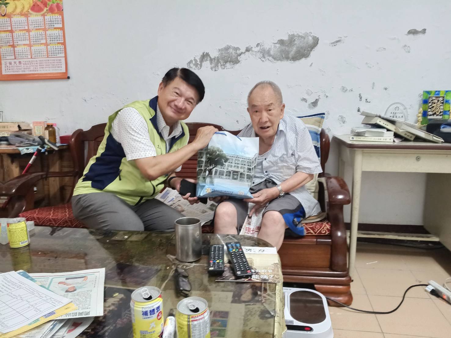 臺中市榮民服務處南區訪視關懷榮民眷宣導榮民福利與榮民眷話家常