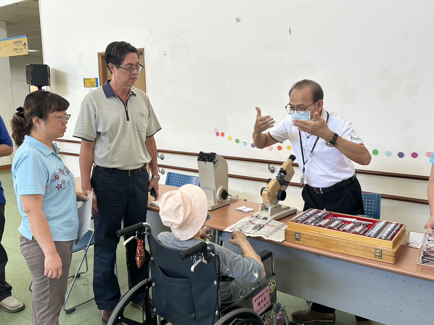 114年09月12日老花眼鏡配鏡巡迴服務  屏東榮家長輩重拾清晰視力