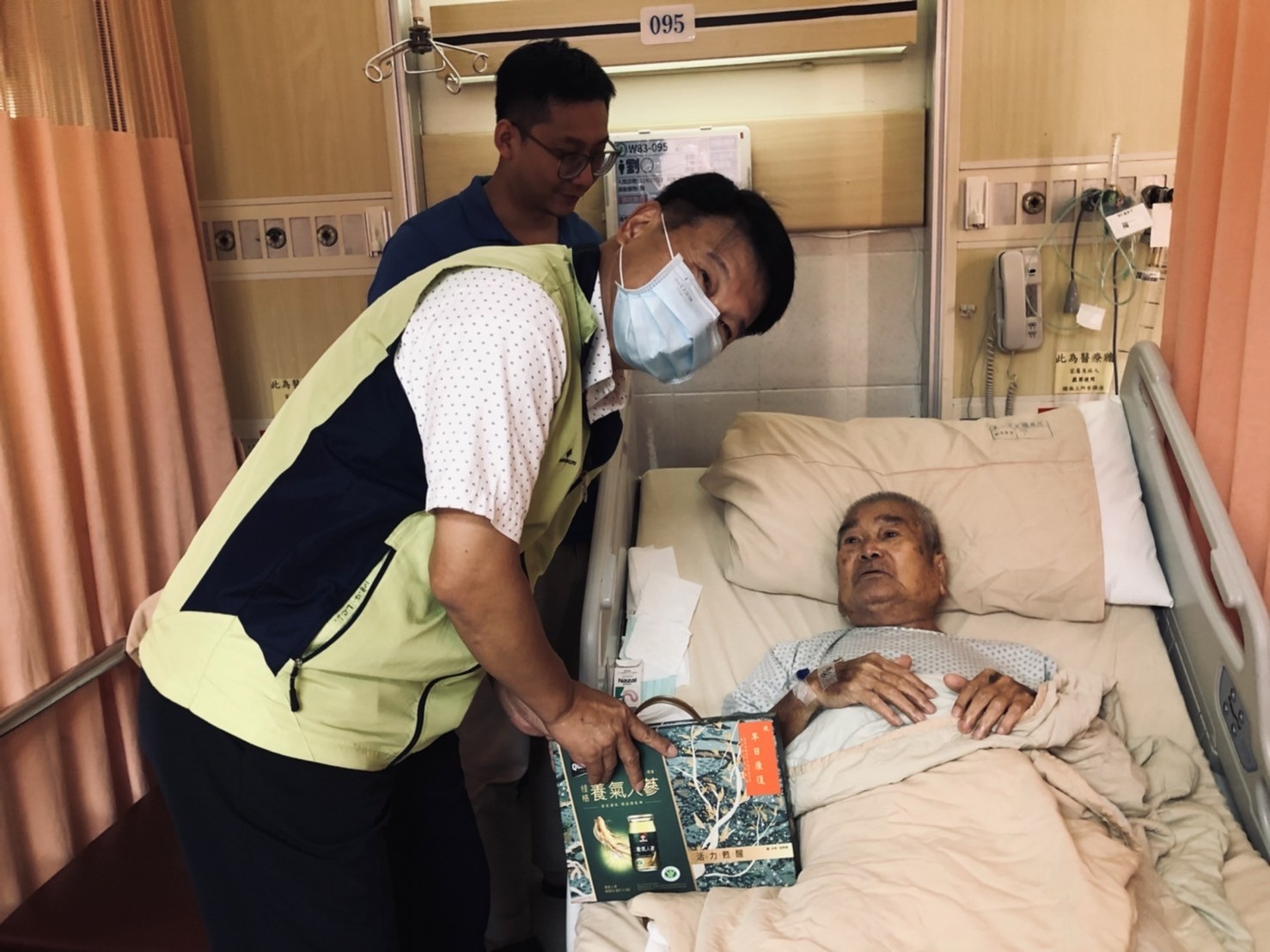 臺中市榮服處於中秋佳節前夕慰訪臺中榮民總醫院住院榮民並致贈營養品