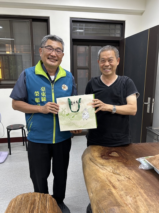 胡處長感謝玄武觀住持郭錦煌捐贈民生物資予榮民(眷)