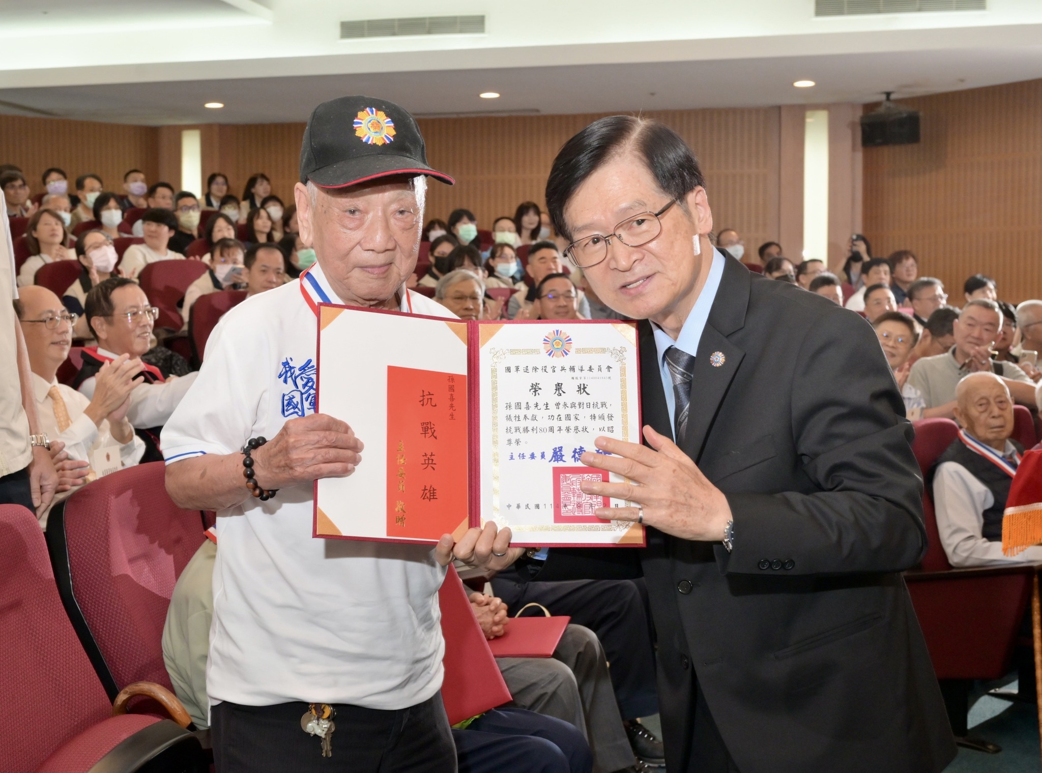 🫡九三系列活動-桃園榮家抗日英雄孫國喜🇹🇼受邀前往輔導會參加慶祝九三軍人節暨抗戰勝利80週年活動，由主任委員嚴德發主持，受頒榮譽狀暨榮譽紀念章✨