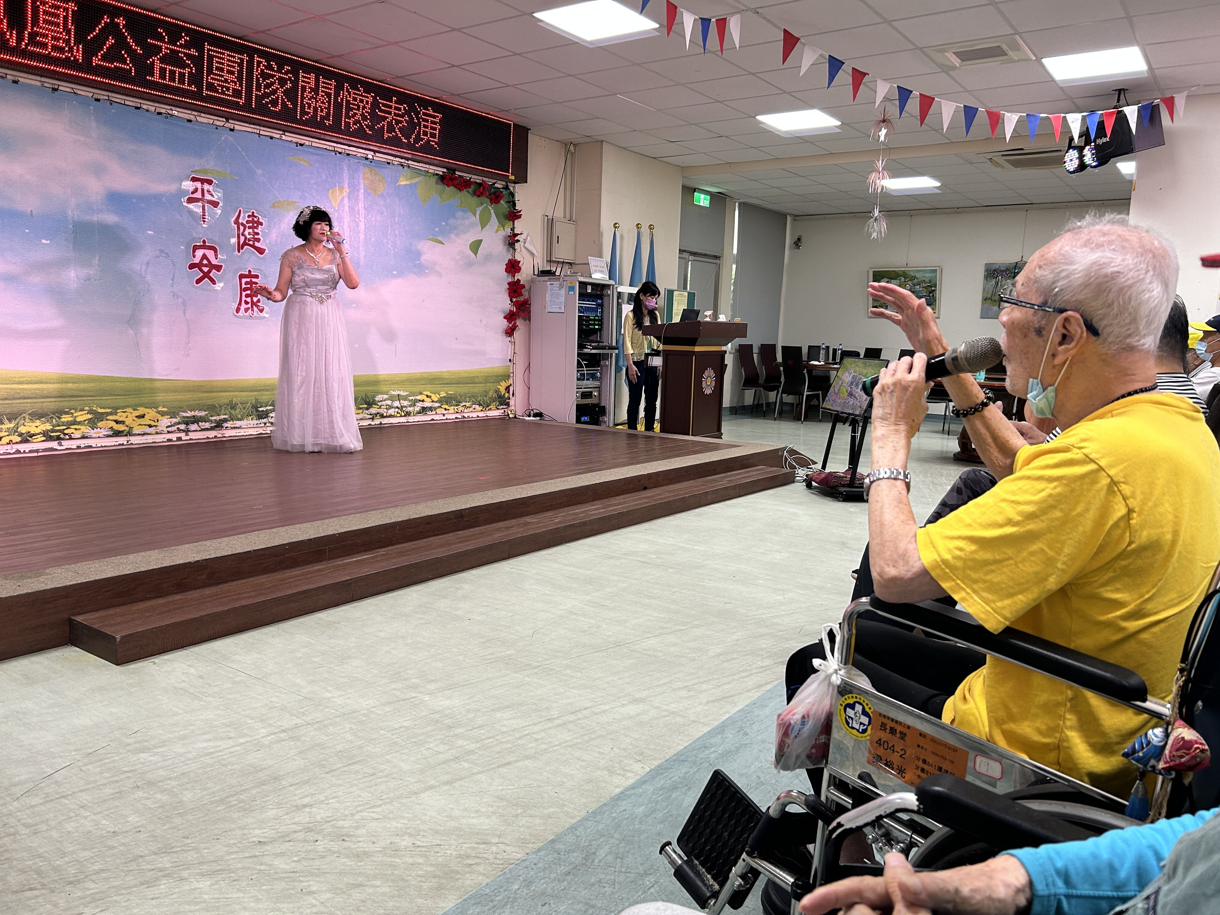 鳳凰公益團隊關懷表演