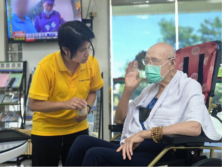 科林助聽器公司聽力師協助榮民配戴助聽器、檢修調整並向家屬進行衛教並對話測試