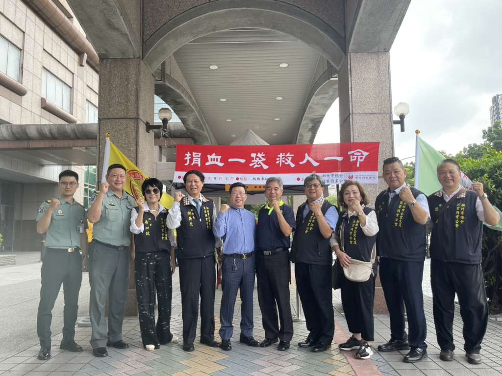 新北市保全商業同業公會理事長吳富榮(右4)、新北市公寓大廈管理維護商業同業公會理事長鄺英杰(左4)號召捐血,新北市榮服處處長林振生(右5) 率同仁及榮民眷響應。