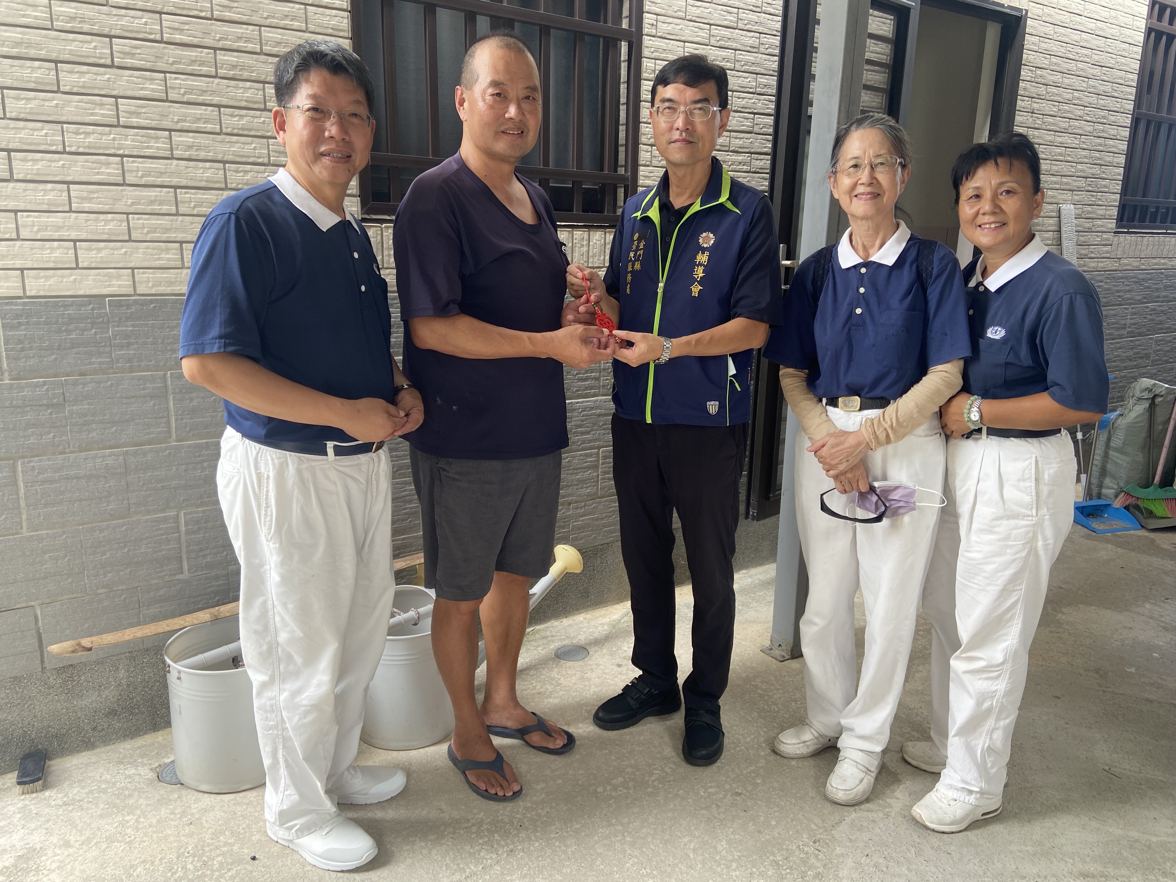 圖二董伯伯公子(左2)感謝洪松柏分會長(左1)及彭致和副處長(中)蒞家評估關懷