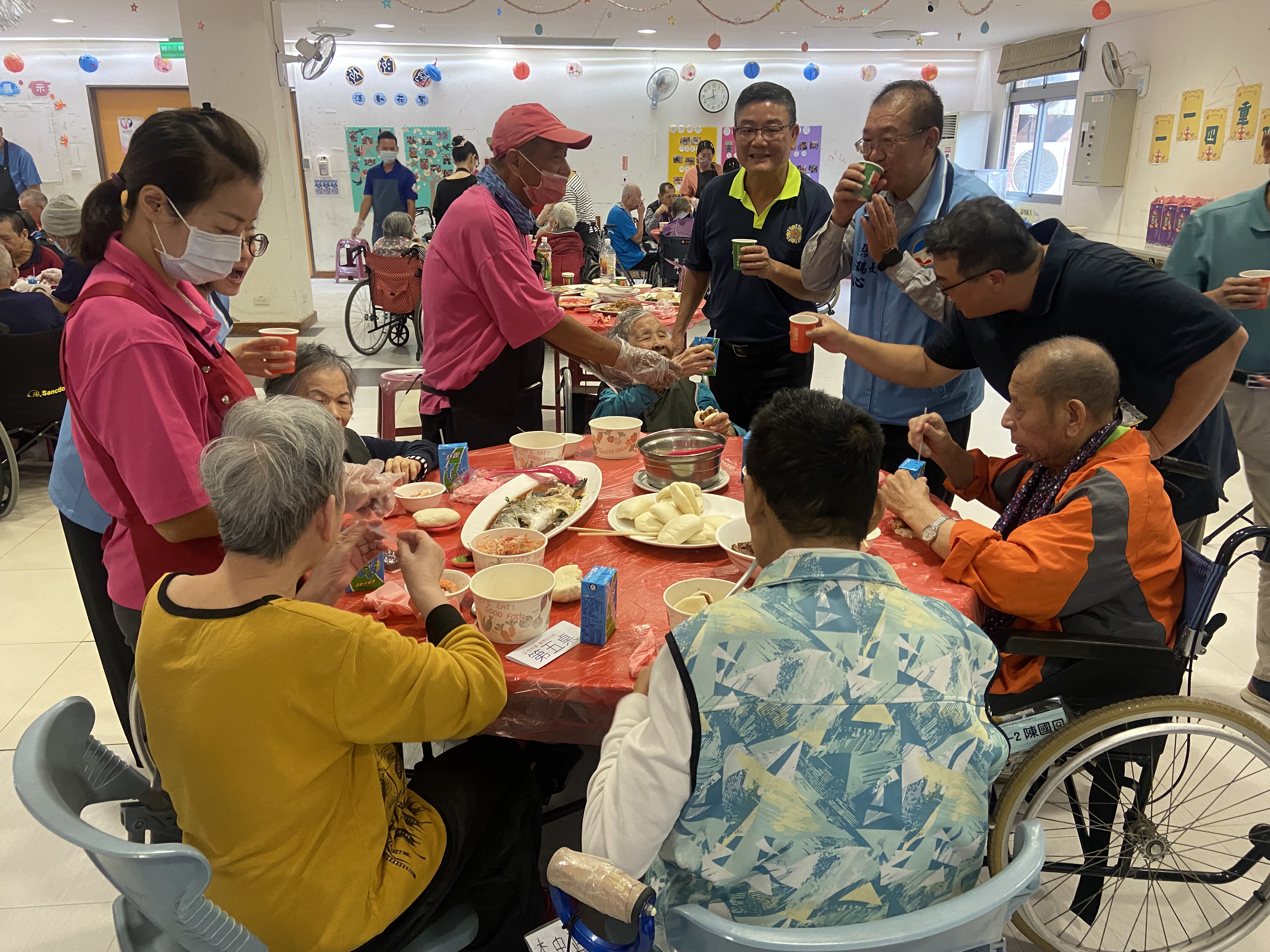 圖三劉信義處長與張瑞心秘書長逐桌向長輩致意