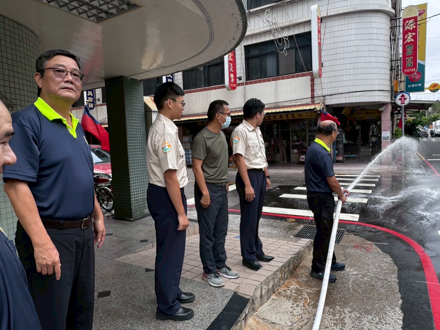 圖四同仁實際操作消防栓演練滅火要領