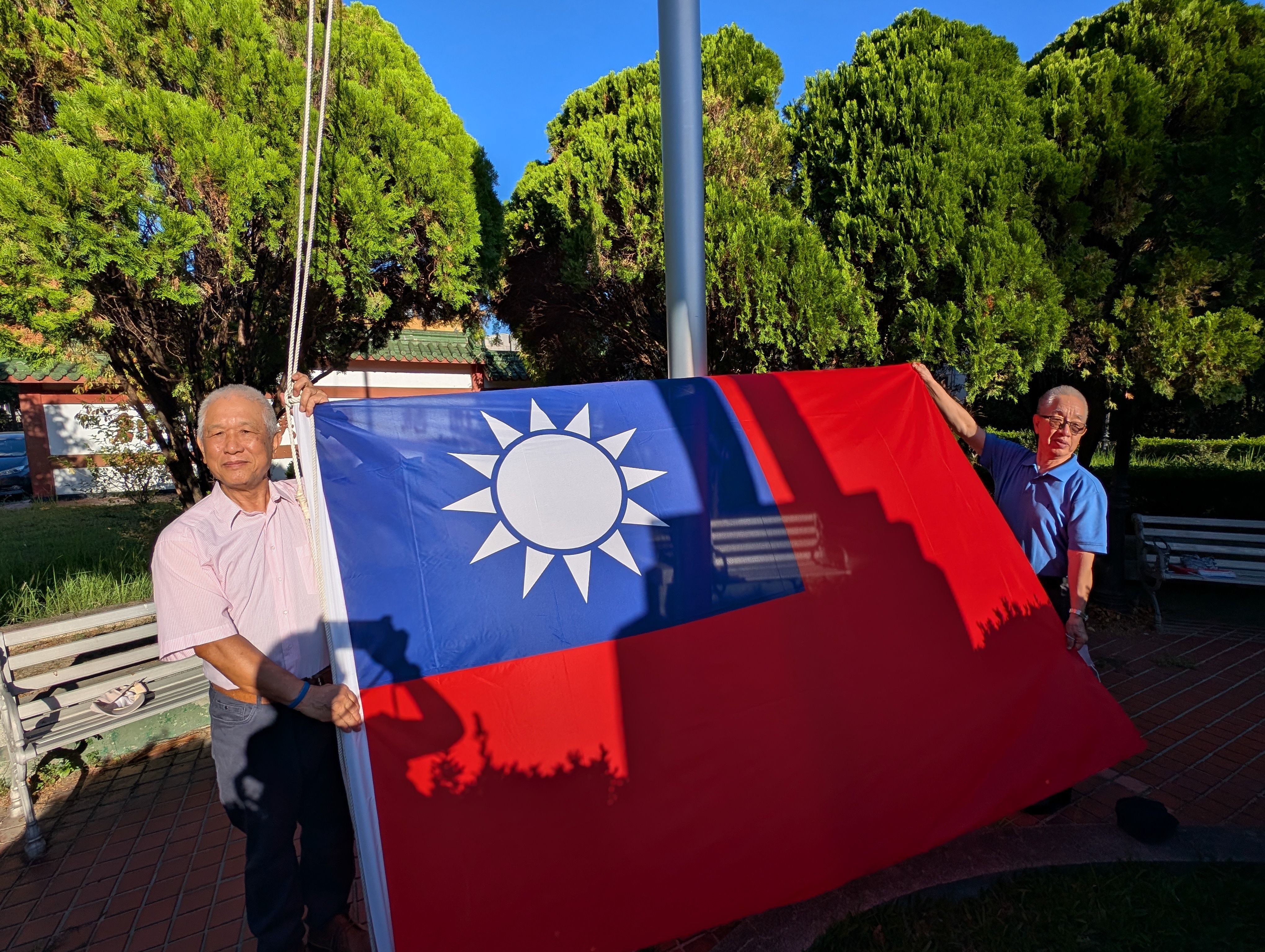 雙十升旗，榮光同在！板橋榮家祝福中華民國生日快樂！