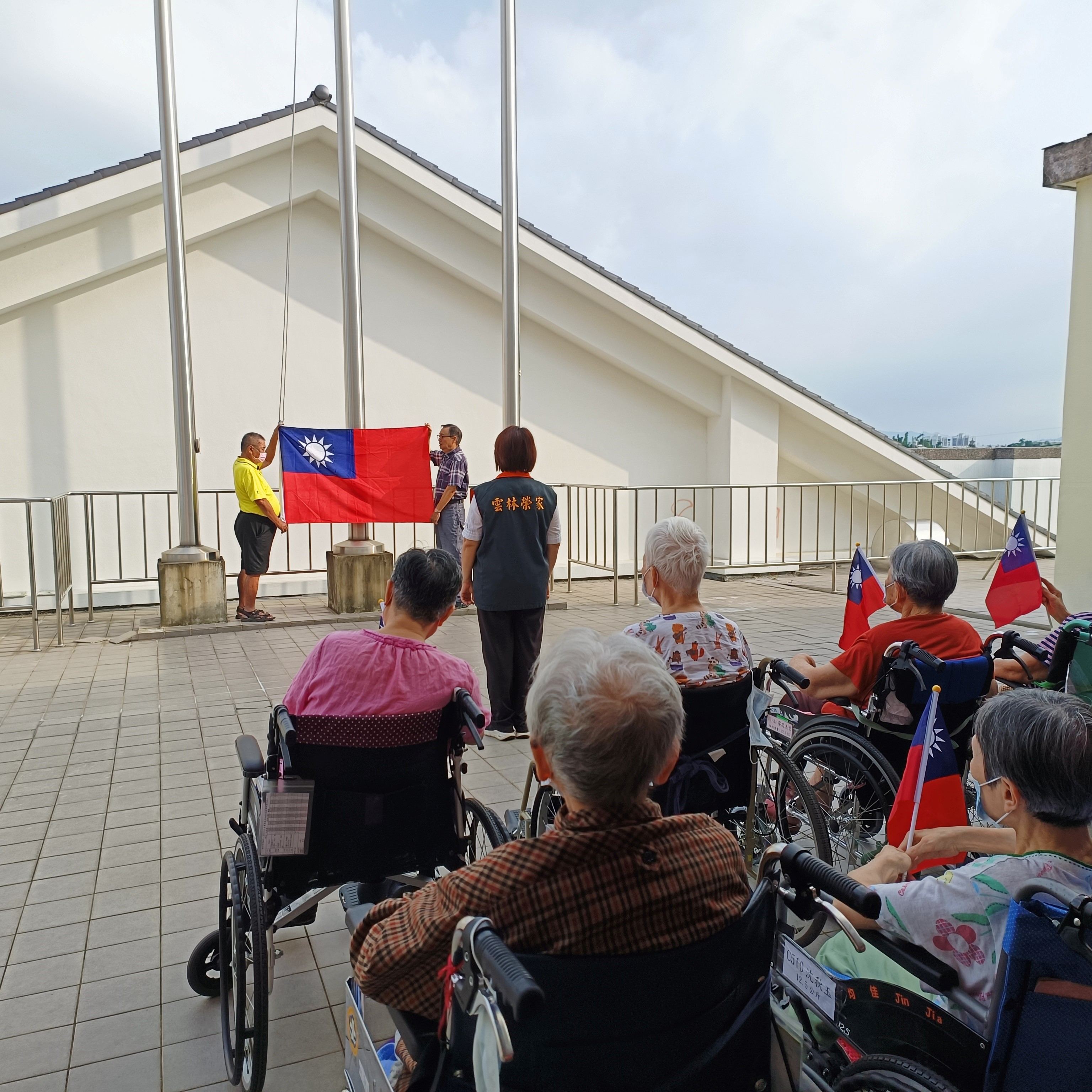 114年10月10日住民擔任旗手與司儀 光輝十月齊聚升旗典禮 溫馨祝賀國家生日
