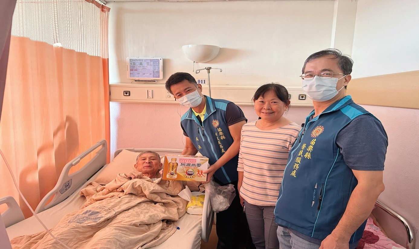 圖1:苗栗榮服處陳立中處長(左2)與同仁慰問臺中榮總住院榮民。
