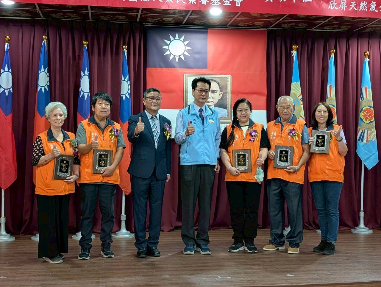 圖八劉信義處長(左3)、金門縣政府李廣榮參議(中)與本處績優榮欣志工合影