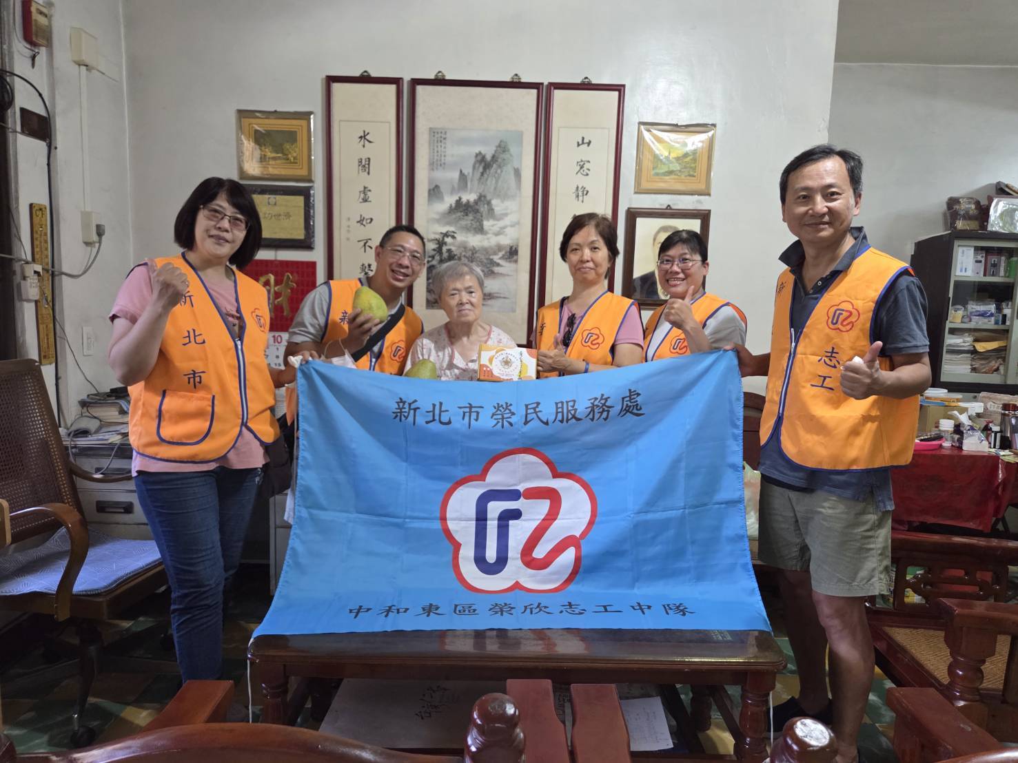 新北市榮服處榮欣志工中秋前夕關懷榮民眷～花好月圓幸福連連