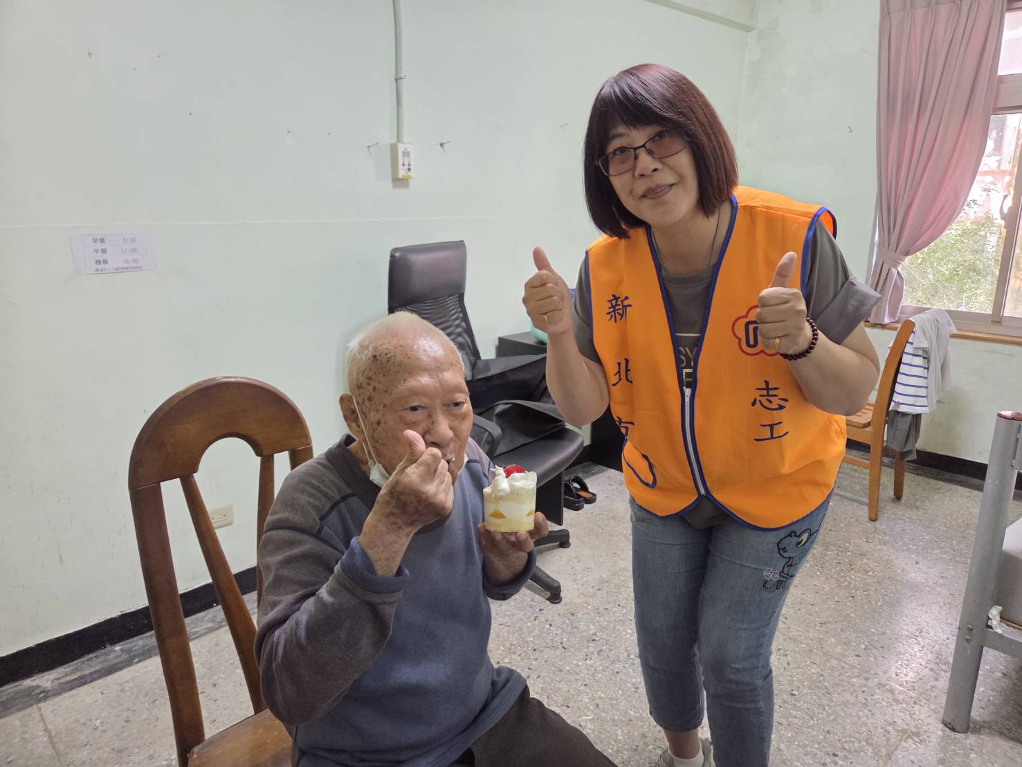 新北市榮服處榮欣志工關懷較需榮民～溫馨祝壽迎向榮家新生活