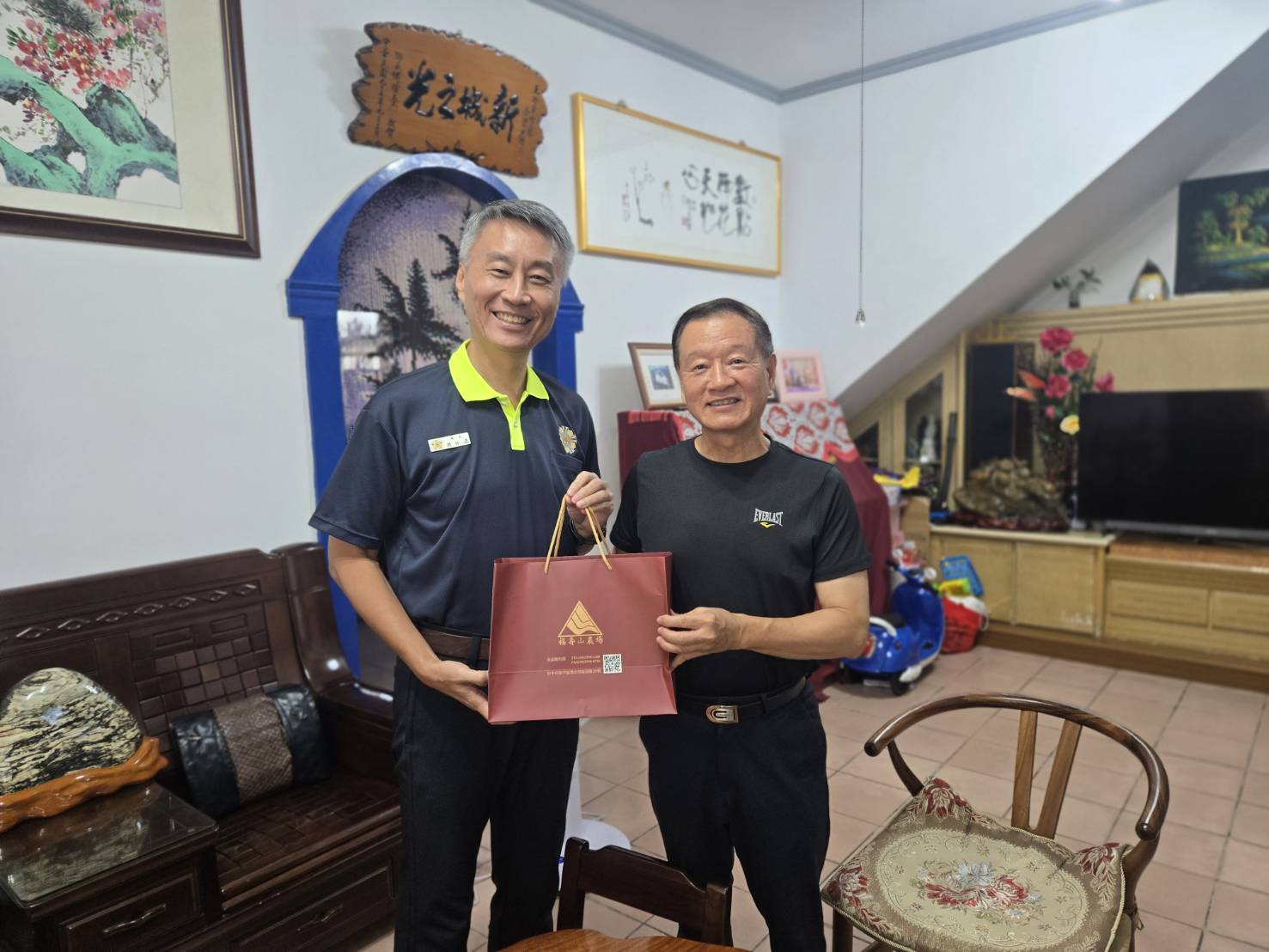 蕭振嘉處長代表輔導會轉贈輔導會秋節禮盒，敬祝王信龍將軍中秋佳節闔家安康