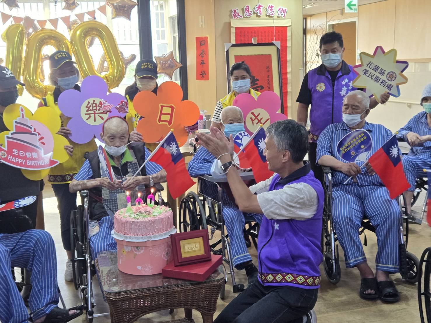 志工夥伴們齊唱〈生日快樂歌〉,現場歡樂洋溢。