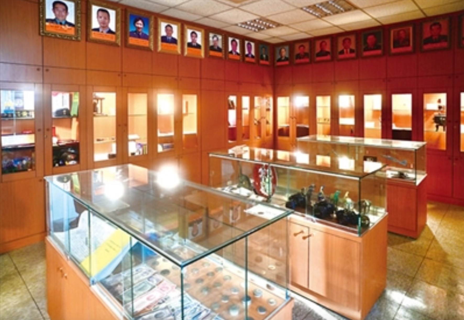 臺北市榮服處榮民文物陳列室努力營造彷如故宮的氛圍,顯示對典藏榮民前輩文物的用心。