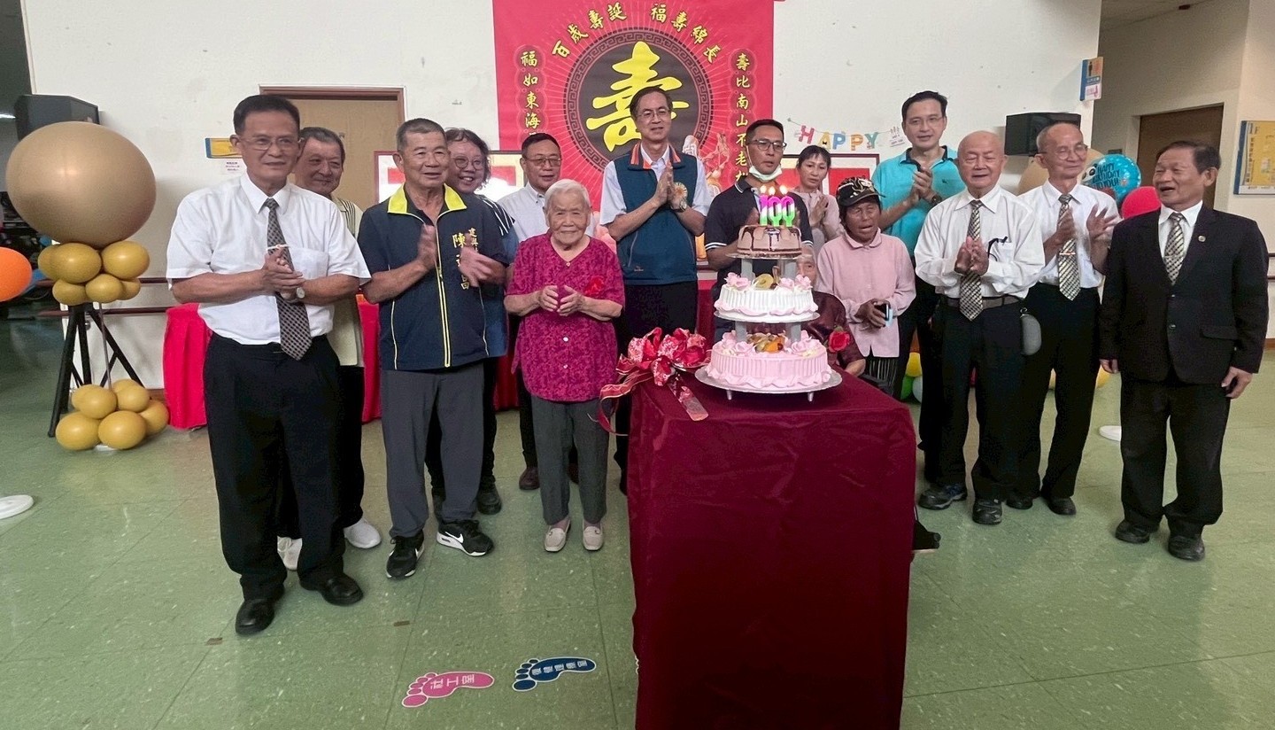 圖2:大家一起向百歲人瑞張爺爺及楊奶奶唱生日快樂歌。