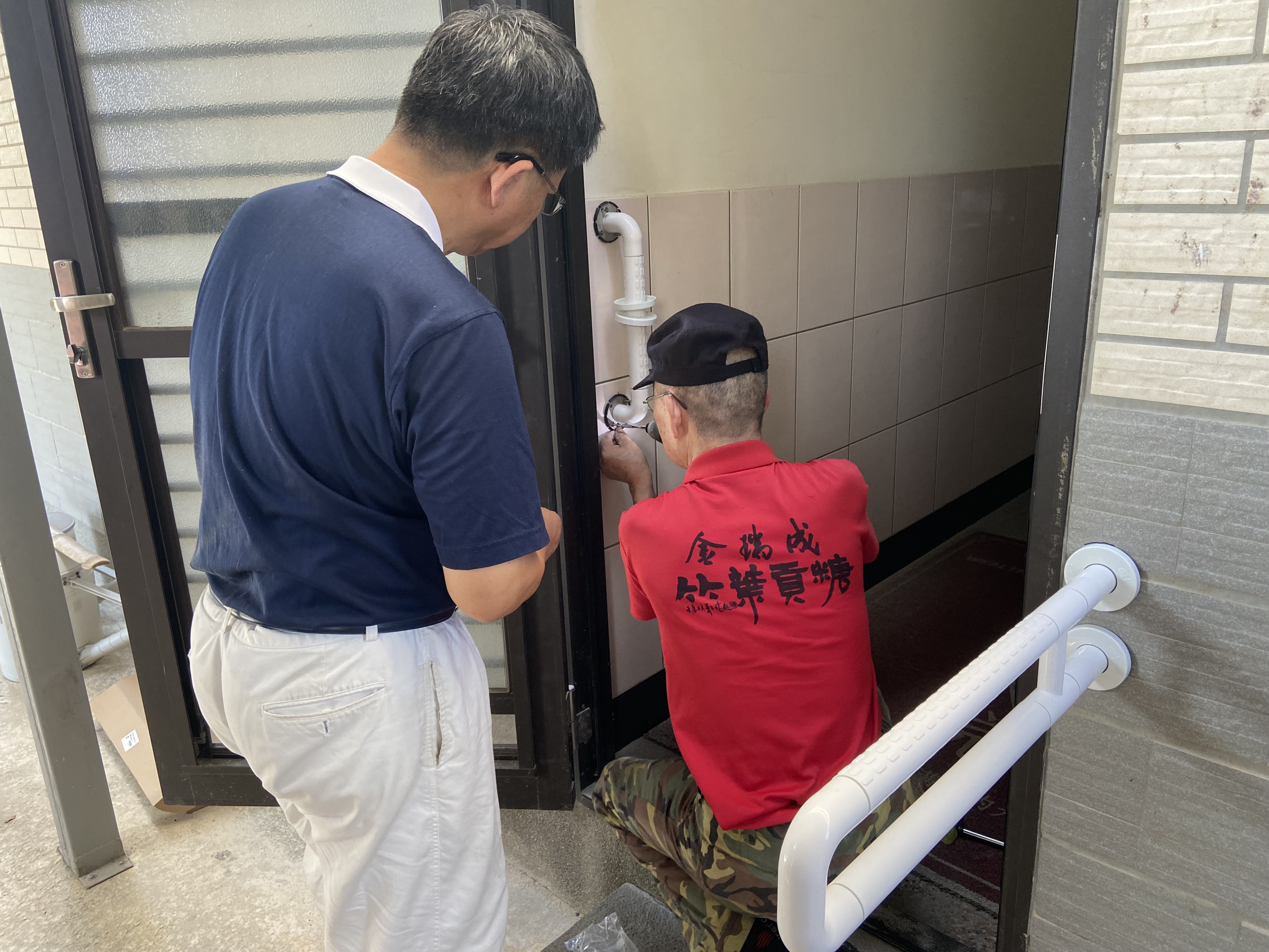 圖三洪松柏分會長(左)與慈濟志工(右)施工情形