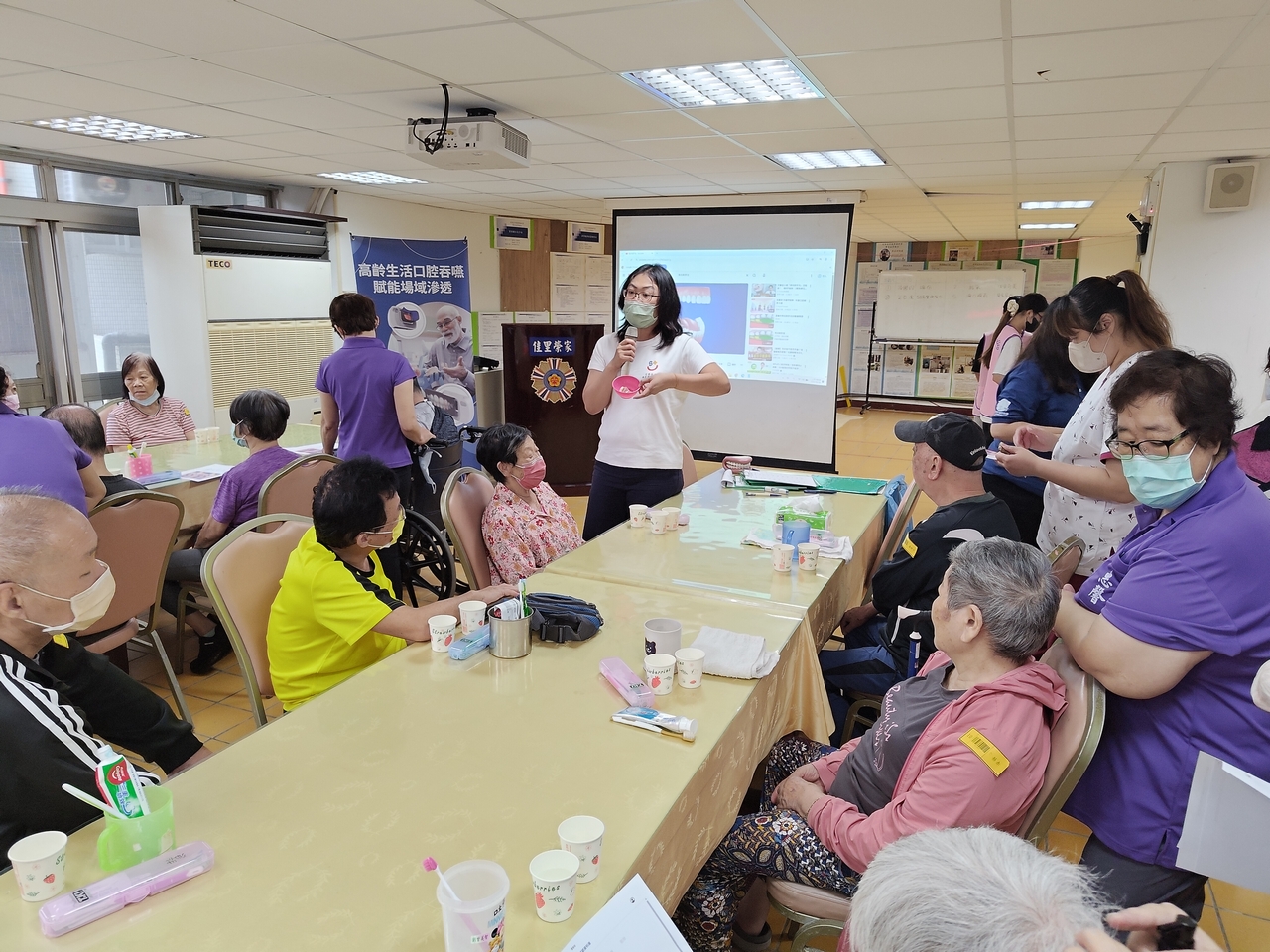 圖4.小港醫院人員指導住民正確清潔假牙與刷牙。 圖4.小港醫院人員指導住民正確清潔假牙與刷牙。