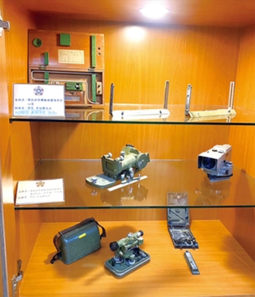 榮民保存的聯勤測量隊水準儀、平臺儀、定心器等,這些測量儀具曾參與開闢東西橫貫公路和十大建設。